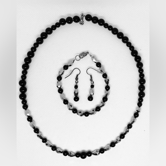 Set of necklace, bracelet and earrings. - Picture 1 of 1